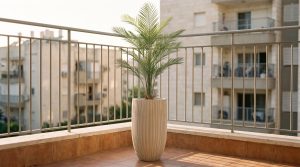 צמחים מלאכותיים למרפסת: המדריך המלא לבחירה, עמידות ופרטיות